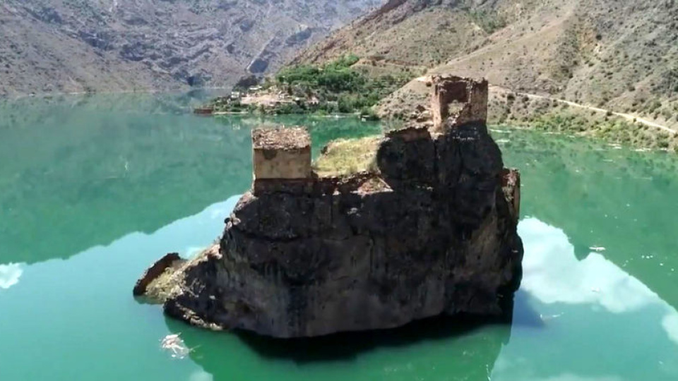 Suya gömülen köy ortaya çıktı! Kanoyla gezdiler