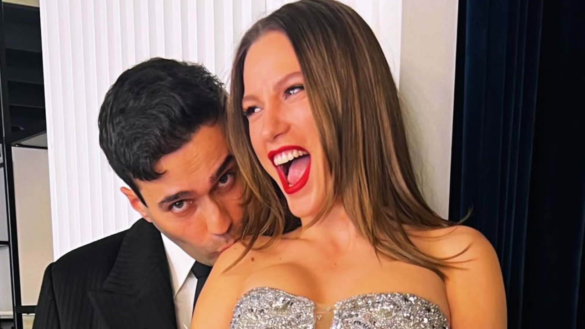 Mert Demir ve Serenay Sarıkaya'dan Romantik Sosyal Medya Paylaşımı