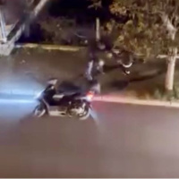 Yayayı kaskıyla darp etti!