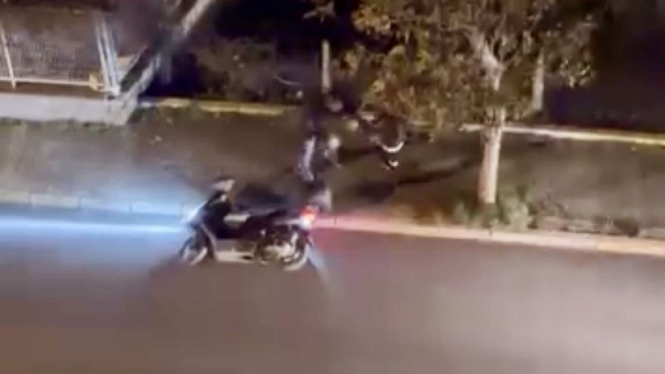 Yayayı kaskıyla darp etti!