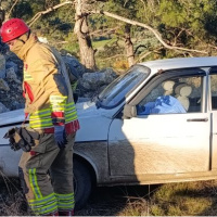 Araç taş yığınına çarptı