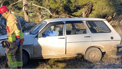 Araç taş yığınına çarptı