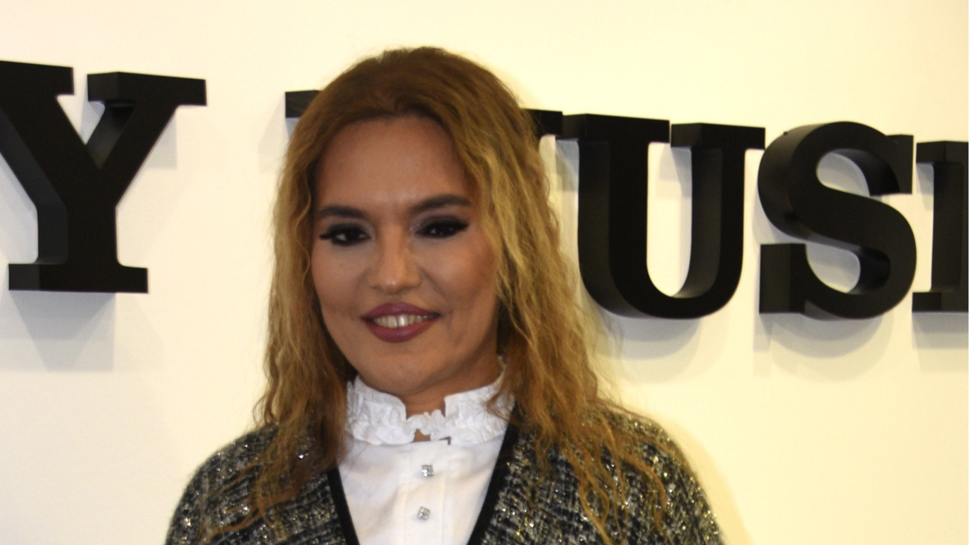Demet Akalın Platin Plak Aldı ve İran'dan Gelen Saç Hediyesini Açıkladı