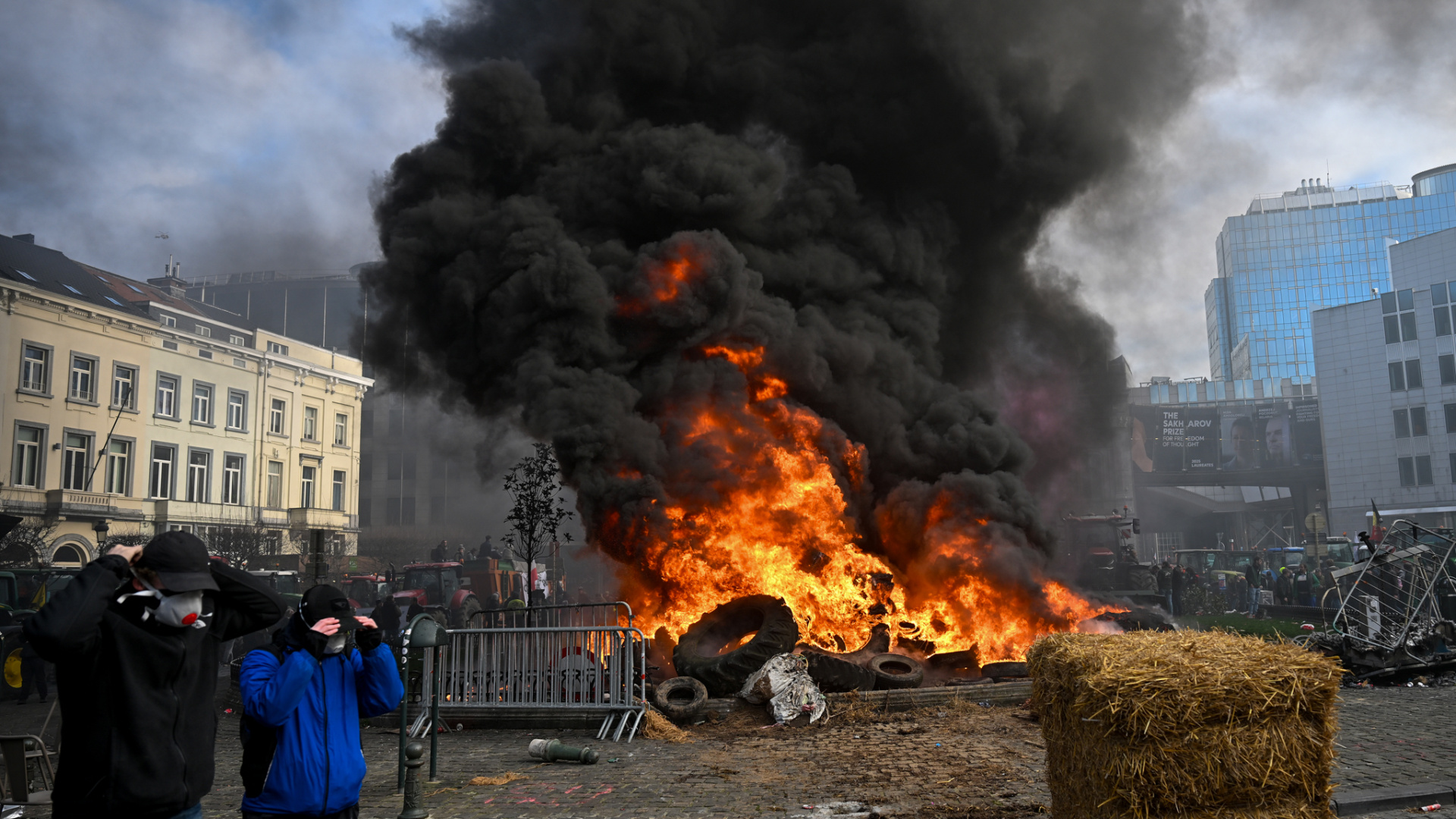 Brüksel'de polis ve çiftçiler arasında çatışma çıktı: Avrupa Parlamentosu önü savaş alanına döndü | Dış Haberler