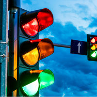 Trafik ışıkları neden hep aynı sırada yanar?