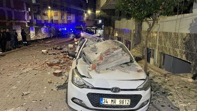 Beton parçaları 3 aracın üzerine düştü