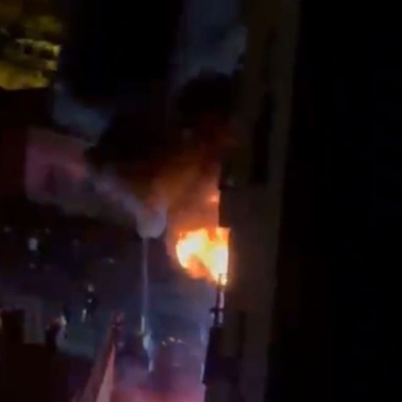 Pendik'te 10 katlı binada yangın paniği