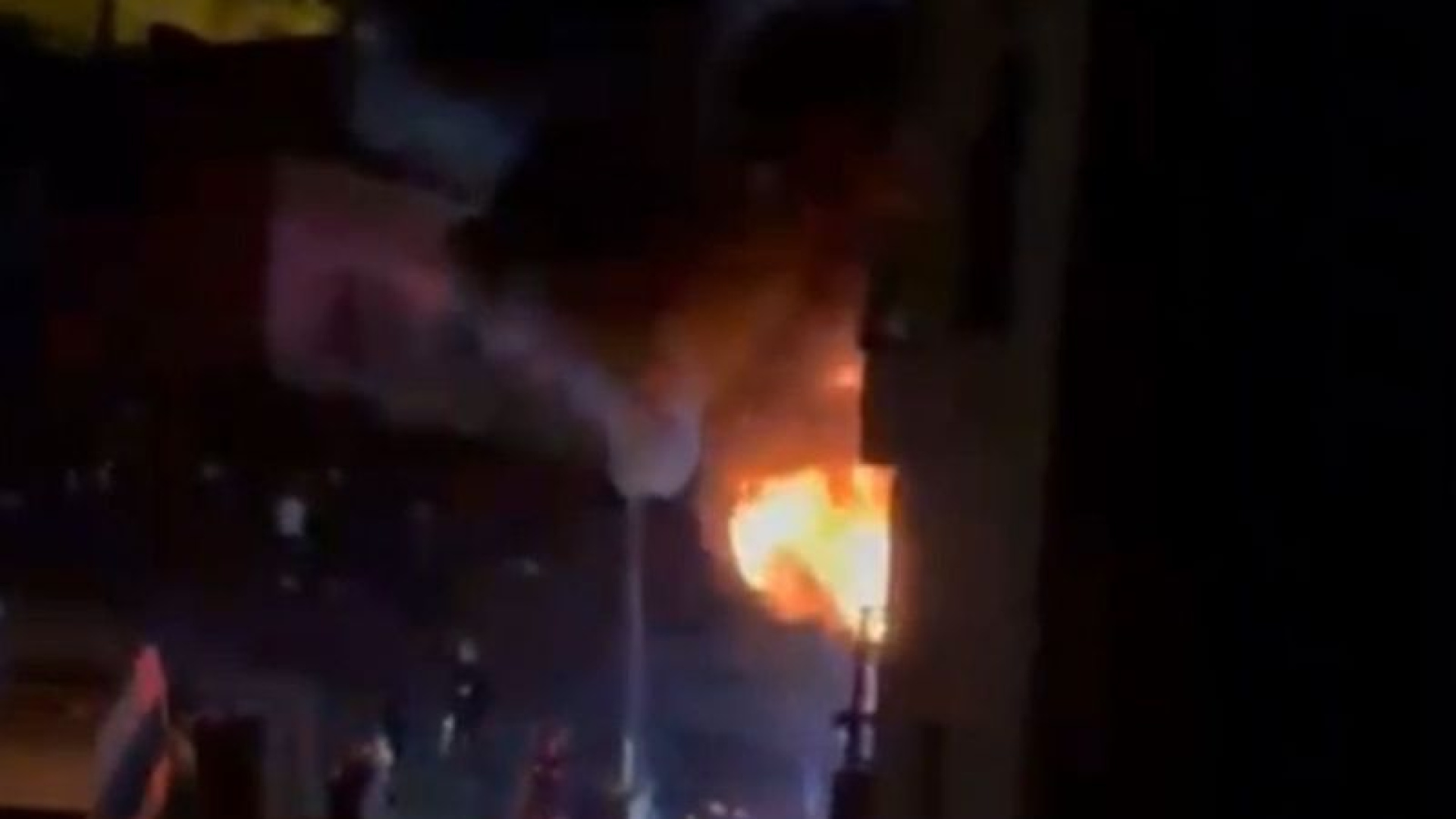 Pendik'te 10 katlı binada yangın paniği