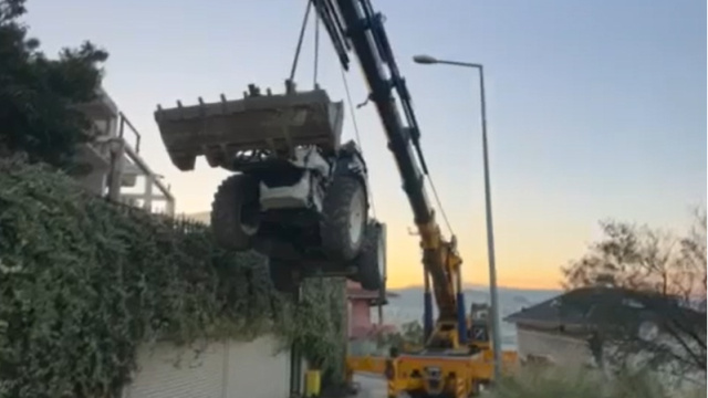 Vinçle taşınan kepçe düştü!