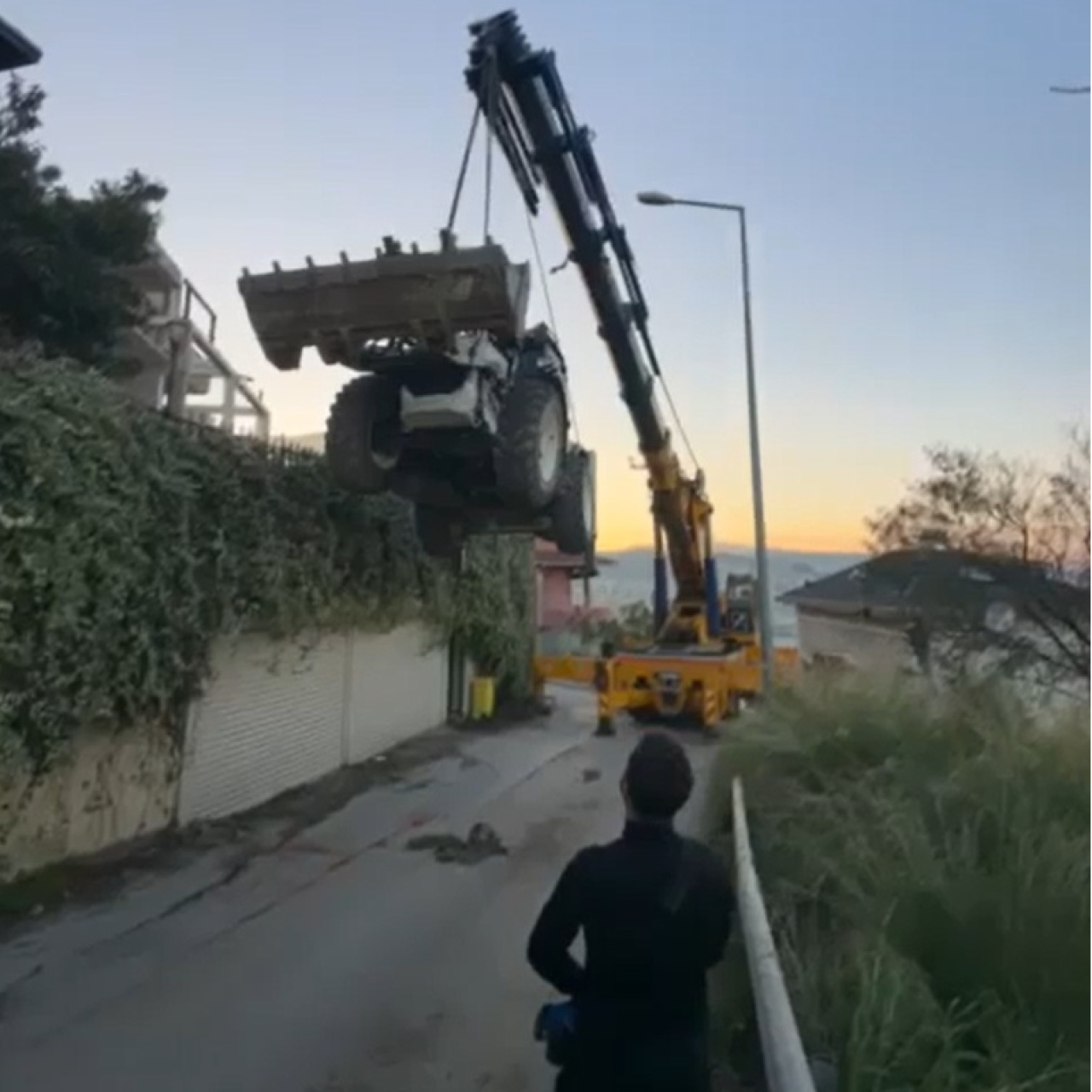 Vinçle taşınan kepçe düştü!