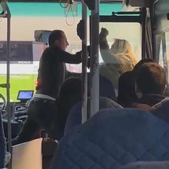 Şoför, kadın motosikletliyi darp etti iddiası...