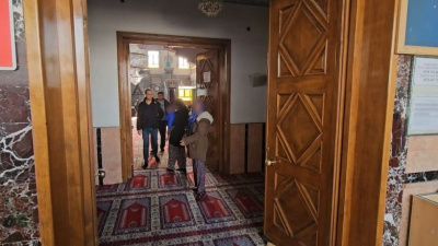 Zabıtadan kaçıp camide saklandılar