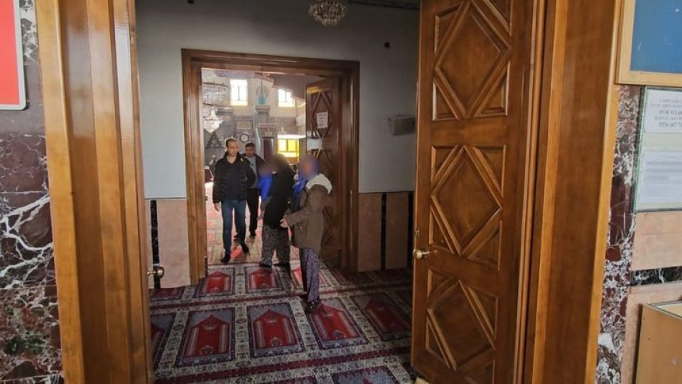 Zabıtadan kaçıp camide saklandılar