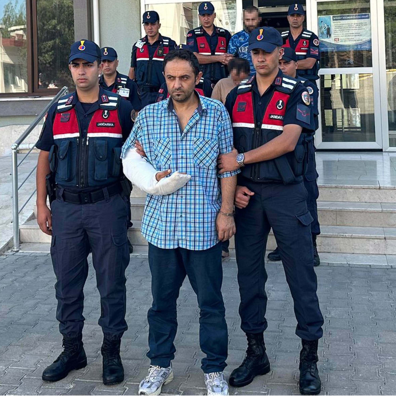 Canavar tahliye istedi!
