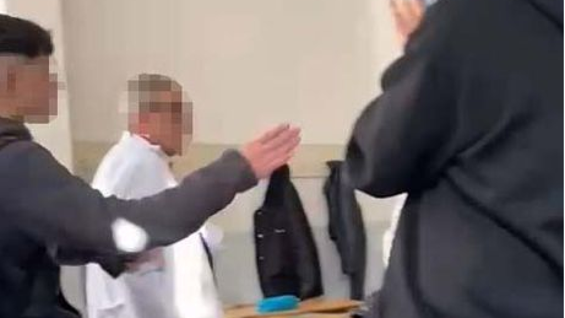 Ankara'da öğretmenleri ile alay eden öğrencilere v…