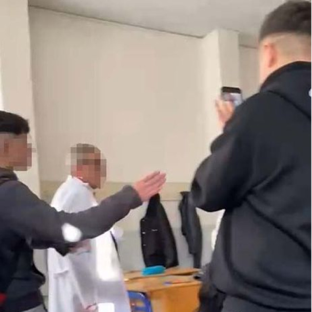 Öğretmenle alaya ağır yaptırım