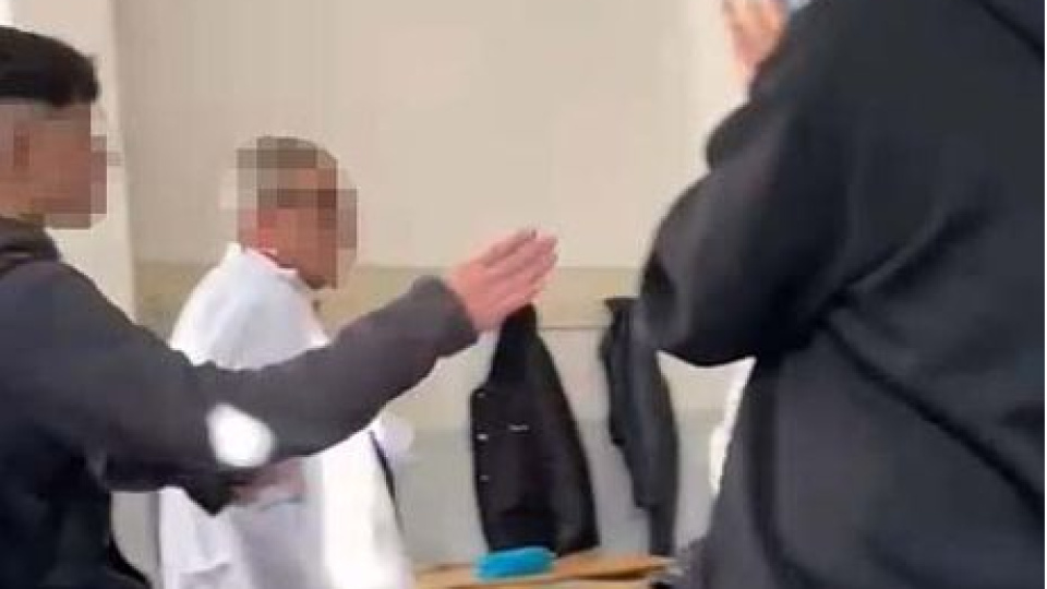 Öğretmenle alaya ağır yaptırım