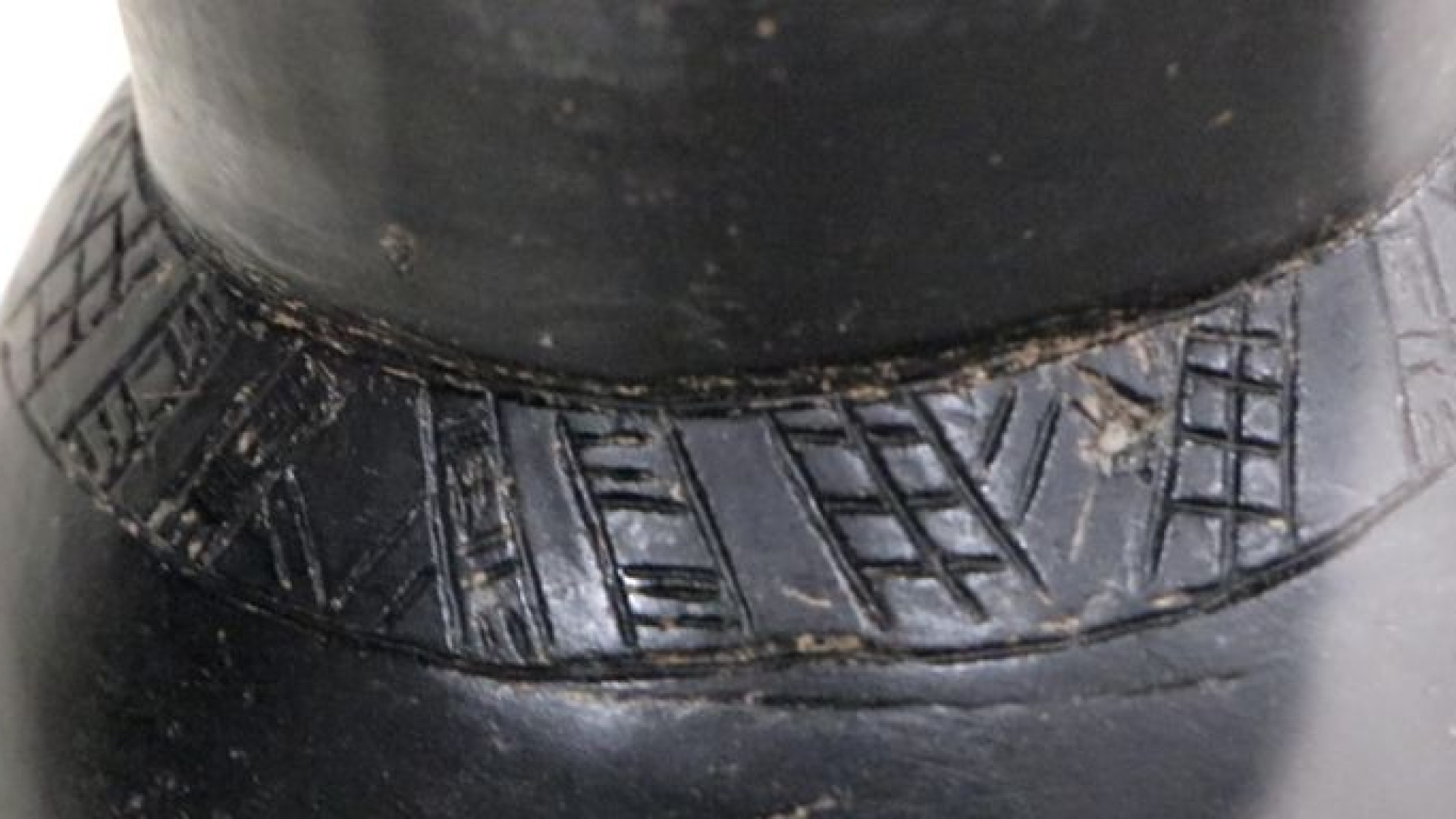 Karaz seramiklerindeki motifleri inceledi