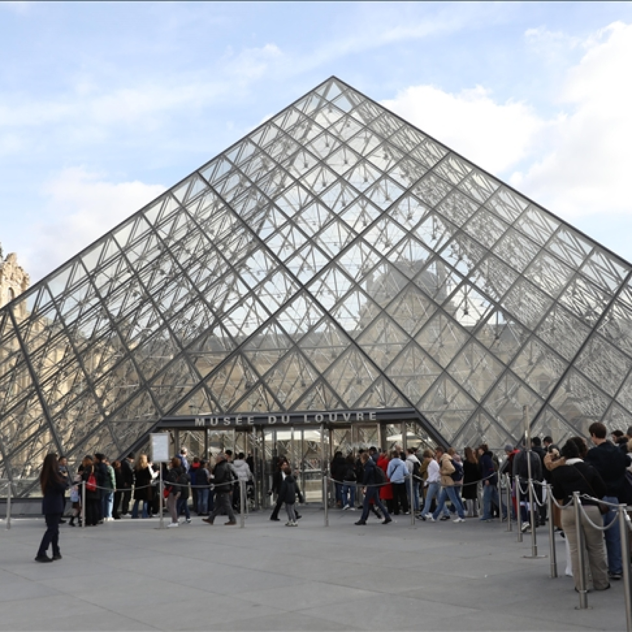Élysée’de Tabak Uçtu, Louvre’un Hayaleti Hâlâ Koridorlarda