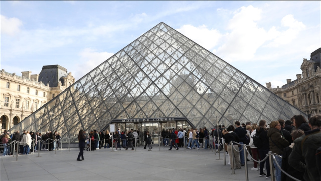 Élysée'de tabak uçtu, Louvre'un hayaleti hâlâ koridorlarda