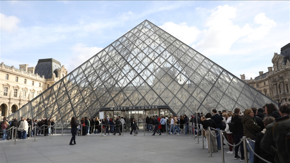 Élysée'de tabak uçtu, Louvre'un hayaleti hâlâ koridorlarda