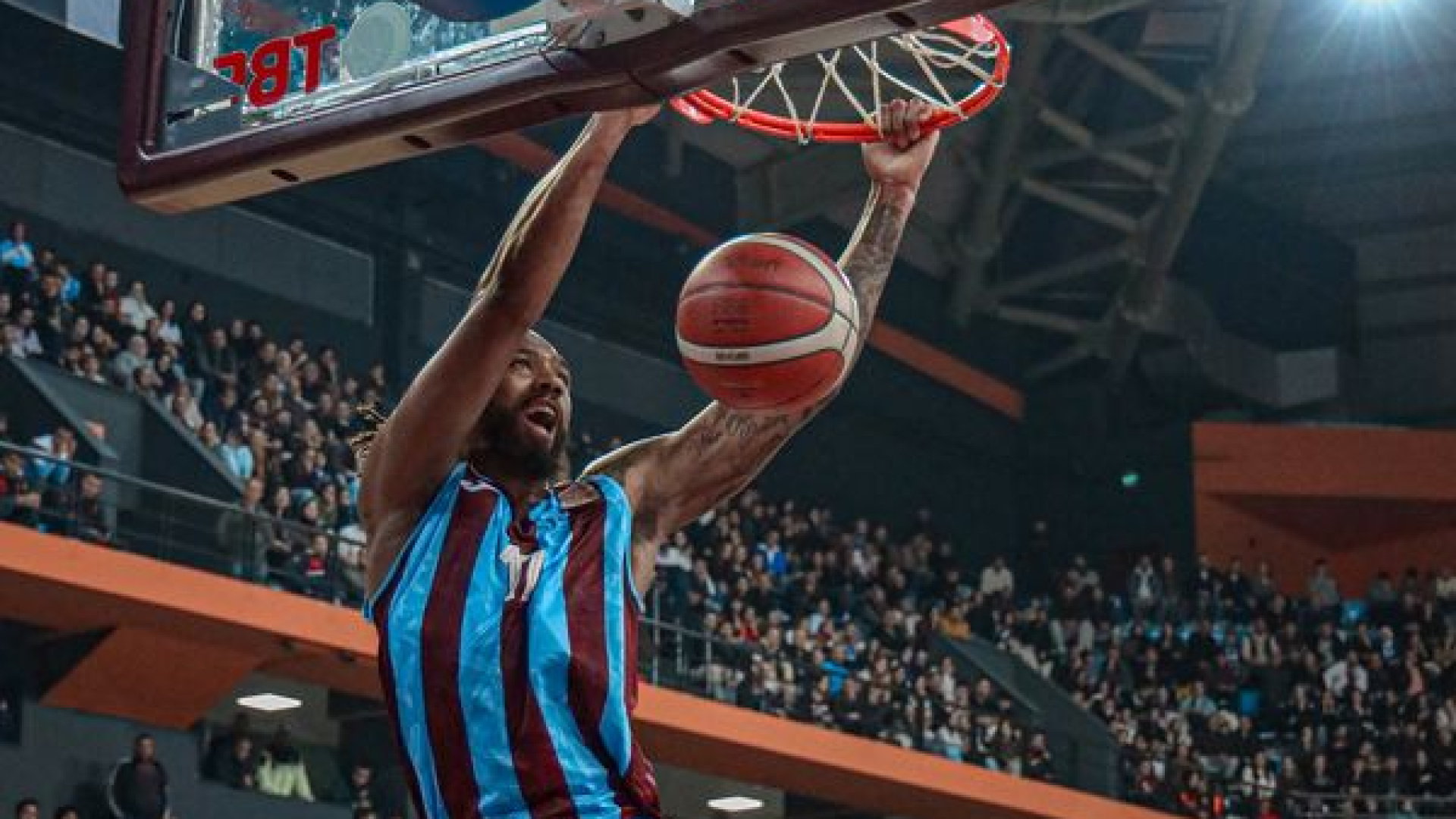 Trabzonspor, Fenerbahçe Beko'yu 99-73 Mağlup Etti: 10 Maçlık Seri Sona Erdi