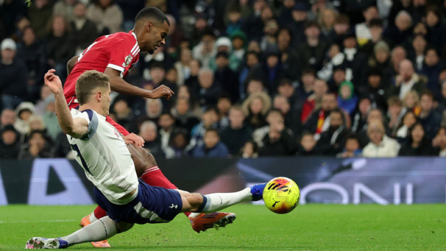 Liverpool 9 kişilik Tottenham'ı devirdi