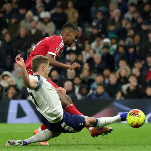 Liverpool 9 kişilik Tottenham'ı devirdi