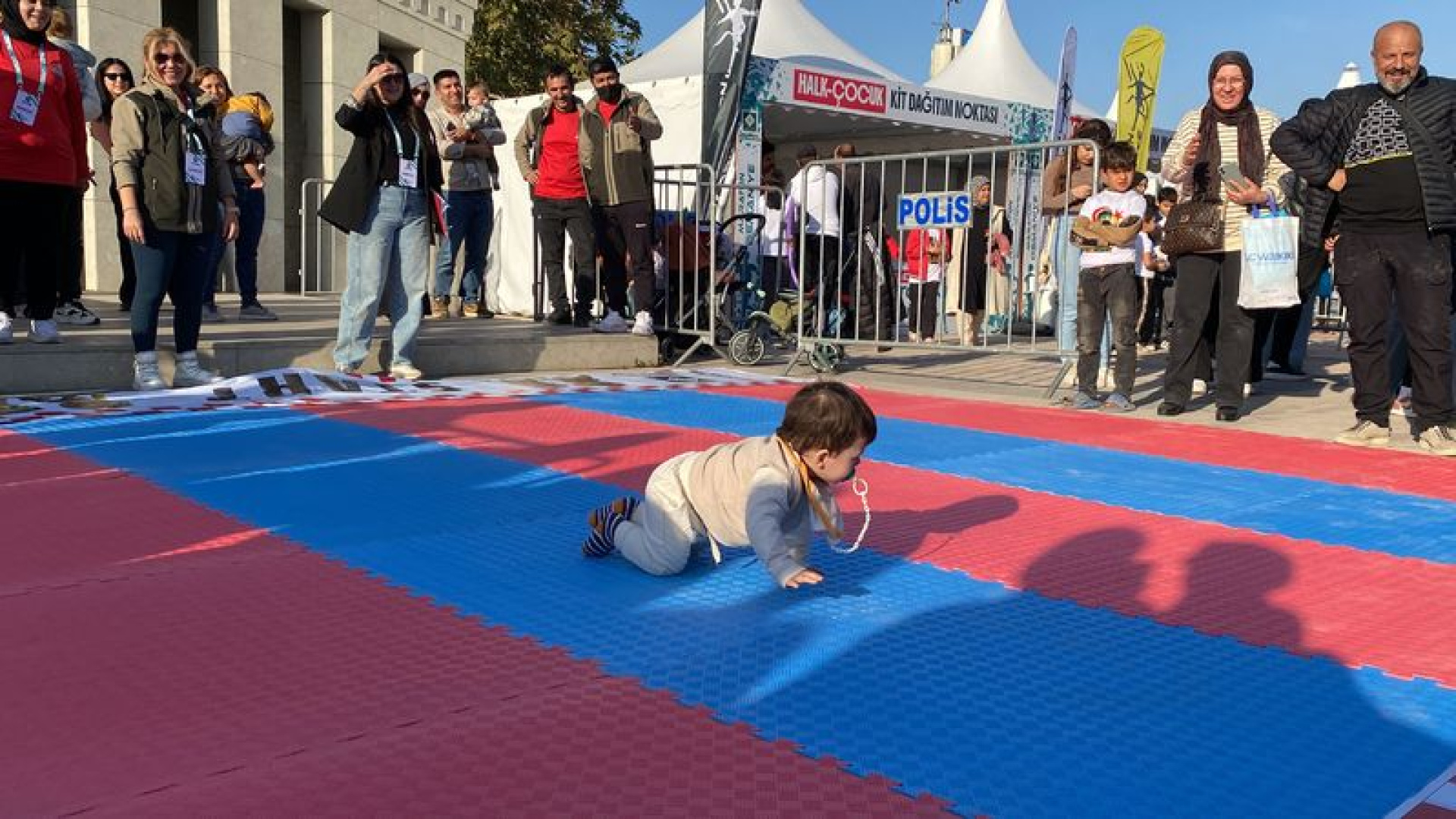 Osmaniye'de Bebek Emekleme Yarışı Renkli Görüntülere Sahne Oldu