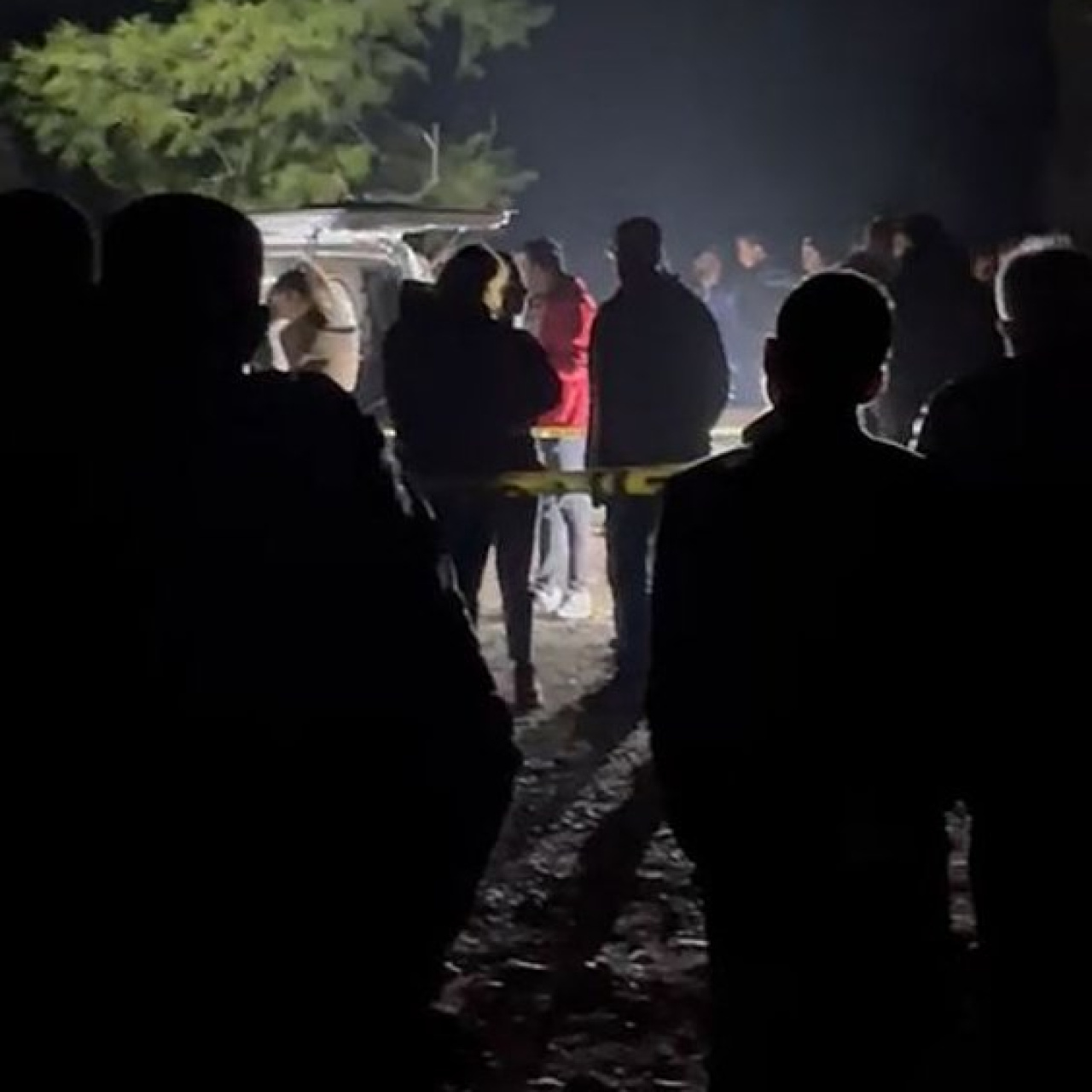 Mezarlığa park etmiş otomobilde iki genç ölü bulundu