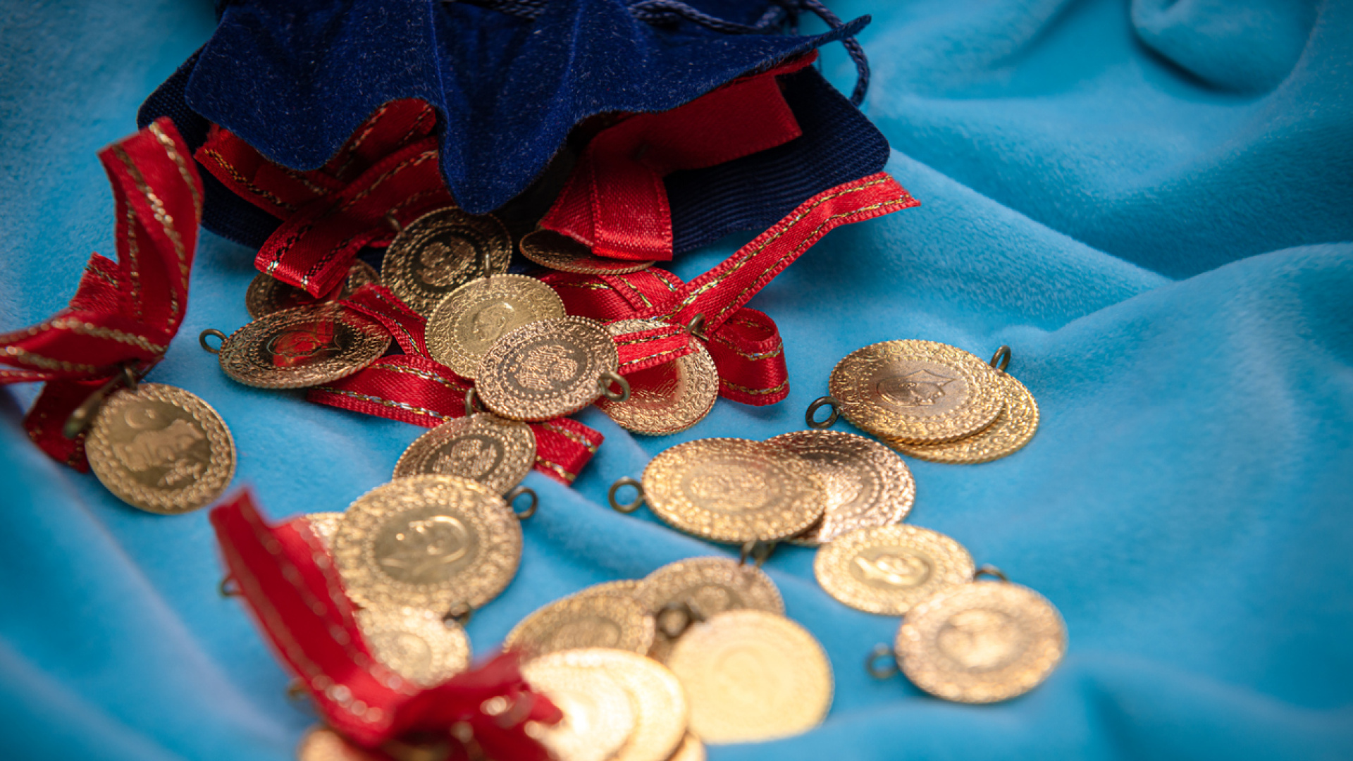 Hafta sonu altın fiyatları 21 Aralık 2025 Pazar: Bugün gram, çeyrek, 14-22 ayar bilezik kaç liradan alıcı buluyor?