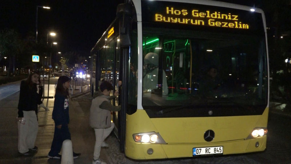 Satın aldığı eski İETT otobüsüyle ailesini gezdiriyor