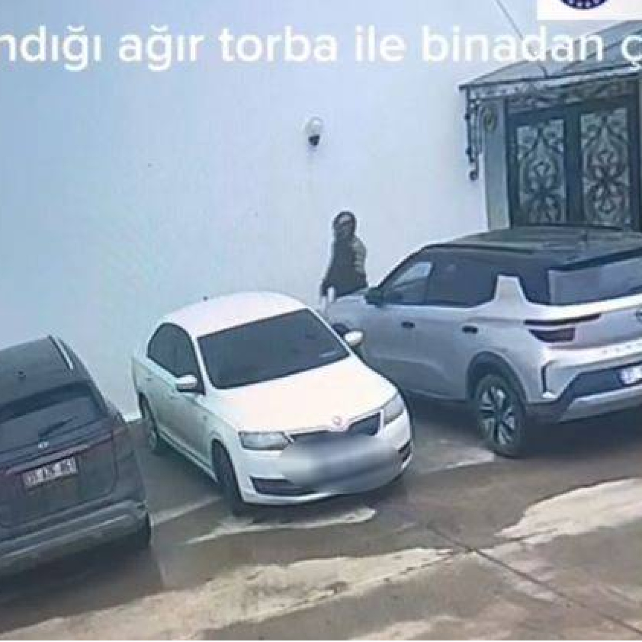 Kasklı hırsız, altınları çaldı!