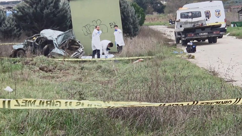 Bariyere çarptı! 2 kişi öldü!