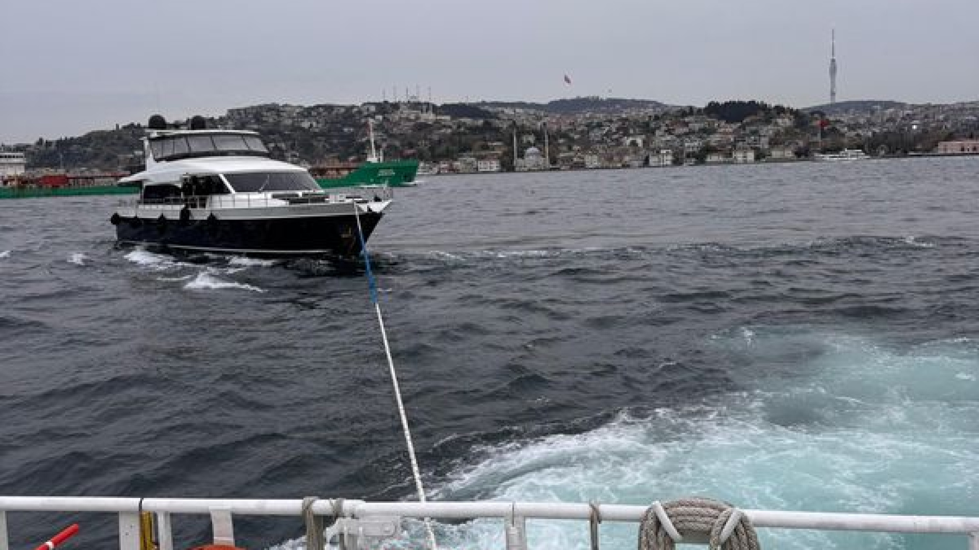 İstanbul Boğazı'nda sürüklenen tekne kurtarıldı