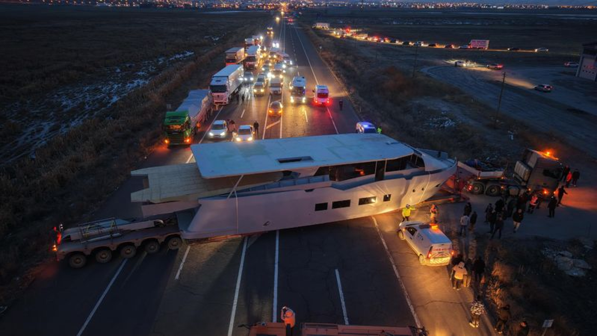 Erzurum'da yat taşıyan TIR kara yolunu kilitledi | Son dakika haberleri