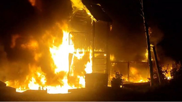 Beylikdüzü'nde çocuk parkı alev alev yandı