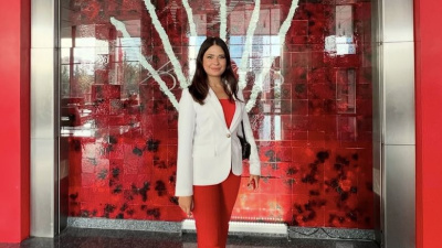 Saldırdı, aynayı kırıp hakaretler savurdu