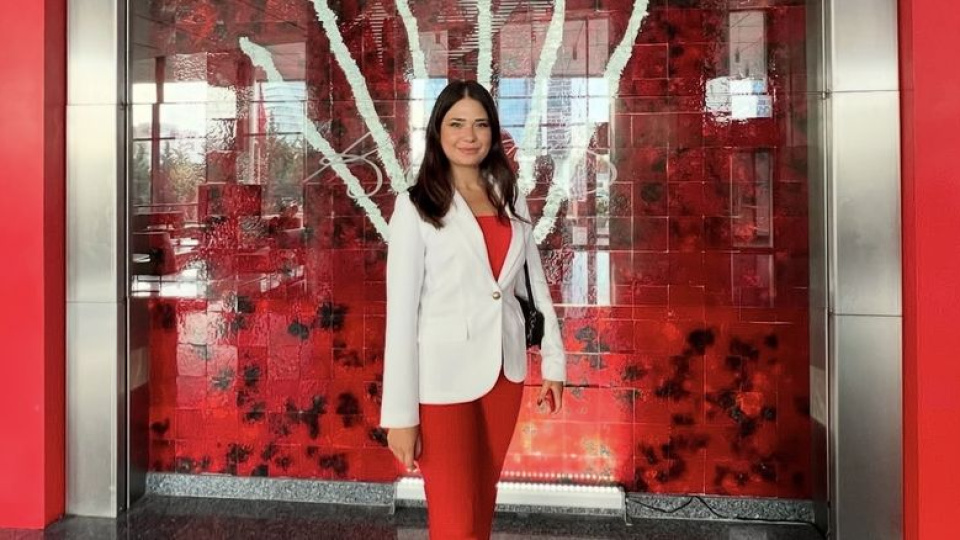 Saldırdı, aynayı kırıp hakaretler savurdu