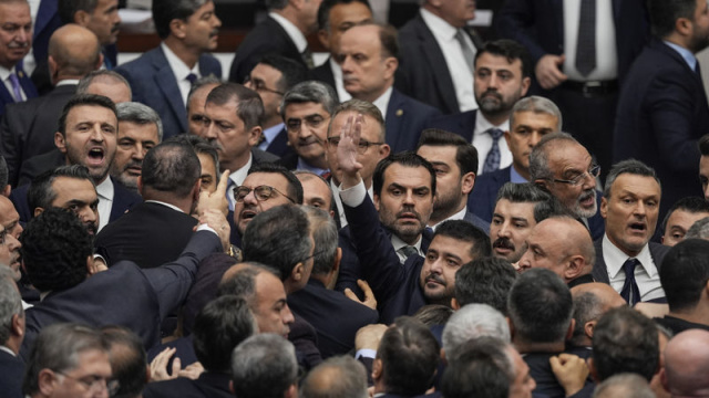 AK Parti ve CHP'li milletvekilleri arasında kavga
