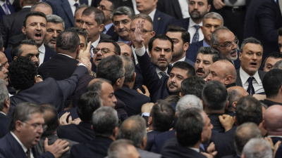 Meclis'te kavga! Vekiller birbirine girdi