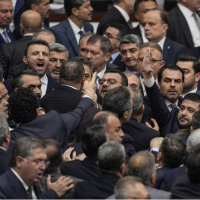 Meclis'te kavga! Vekiller birbirine girdi