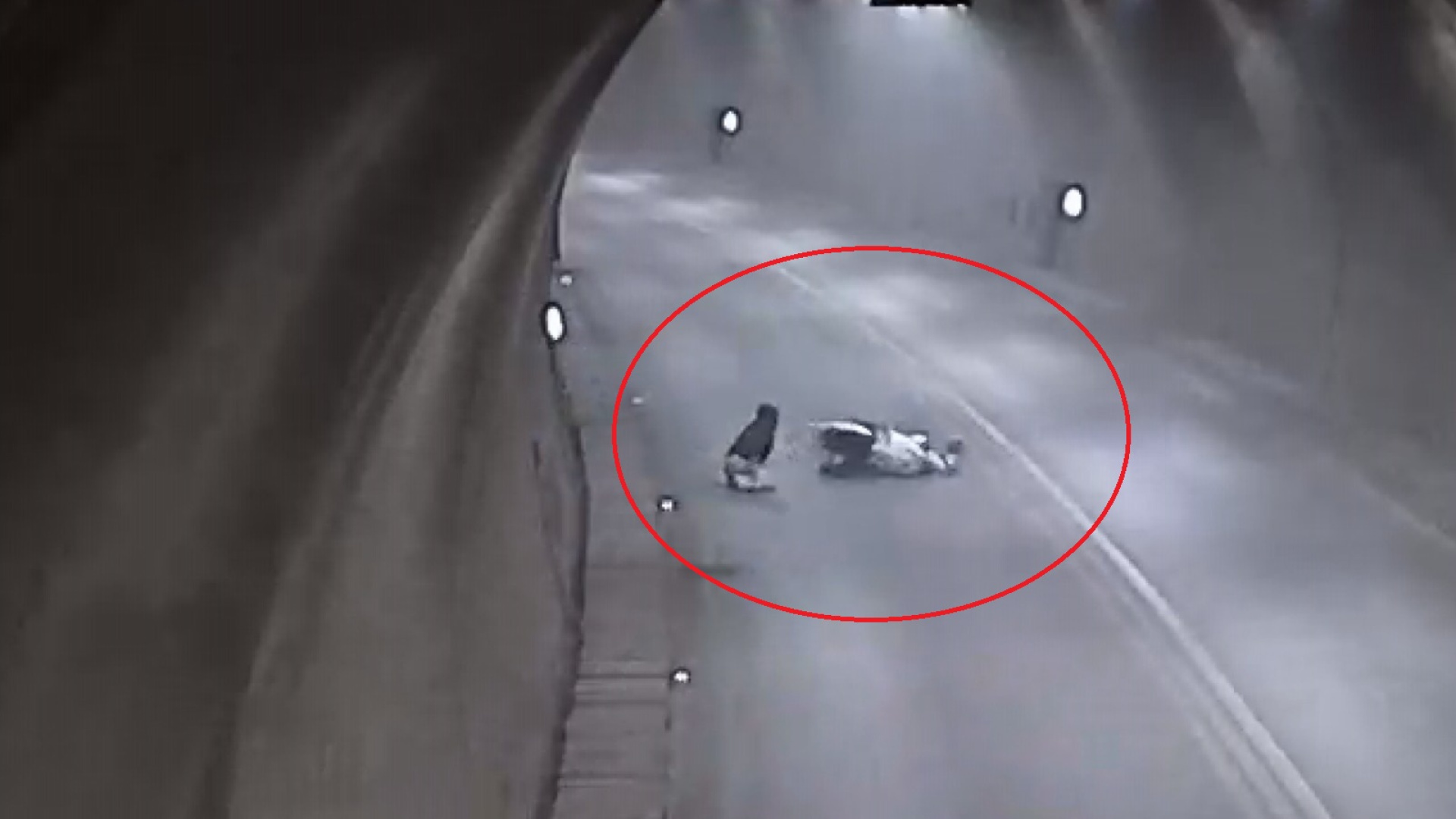 Amasya'da Tünelde Motosiklet Takla Attı: Sürücü Kasksız Kurtuldu