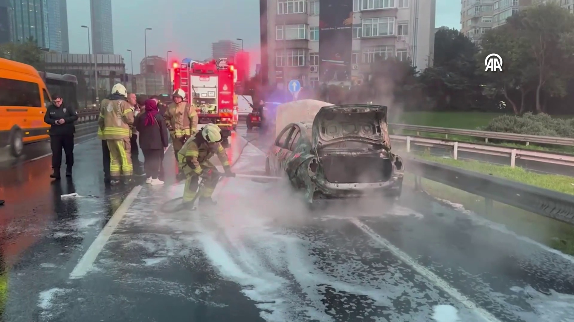 Şişli'de Seyir Halindeki Araçta Yangın: D-100'de Trafik Felç Oldu