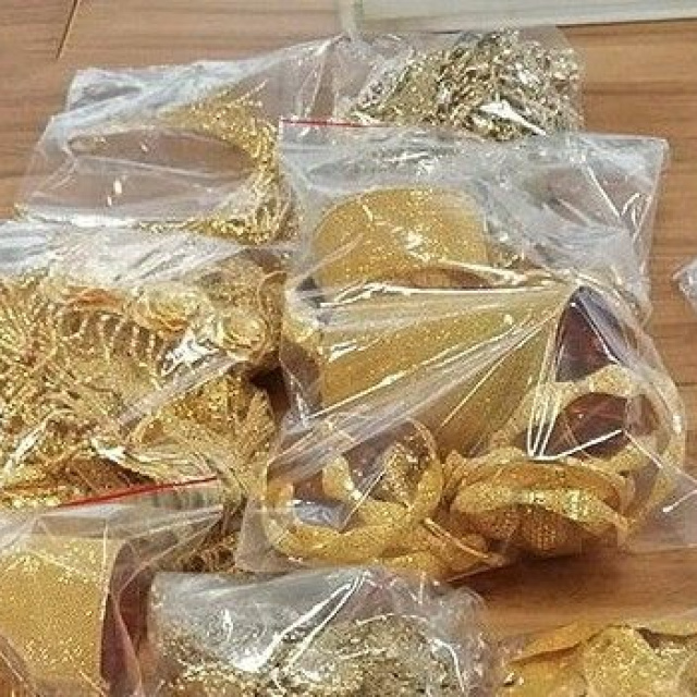 200 bin Euro'luk altınla 'Komşu'da yakalandı!