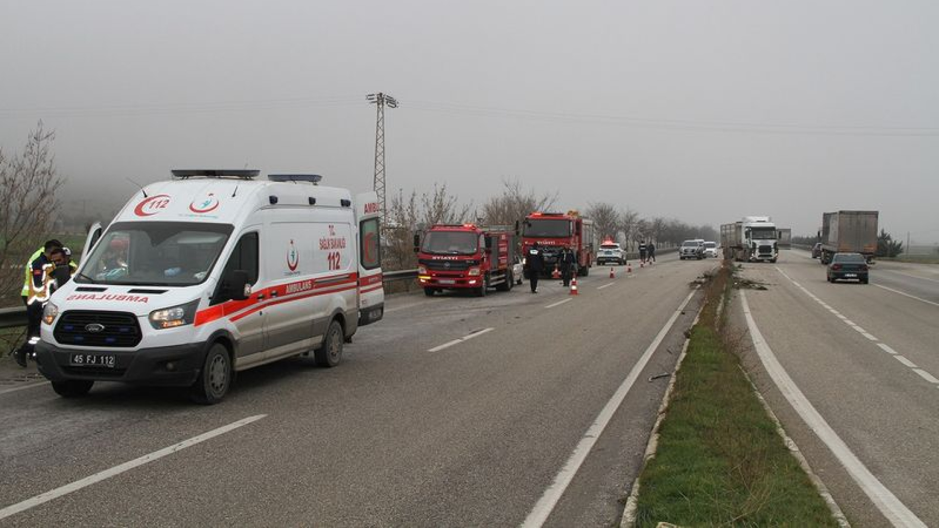 Manisa'da Trafik Kazası: Kontrolden Çıkan Otomobil Refüj ve Bariyerlere Çarptı, 1 Ölü