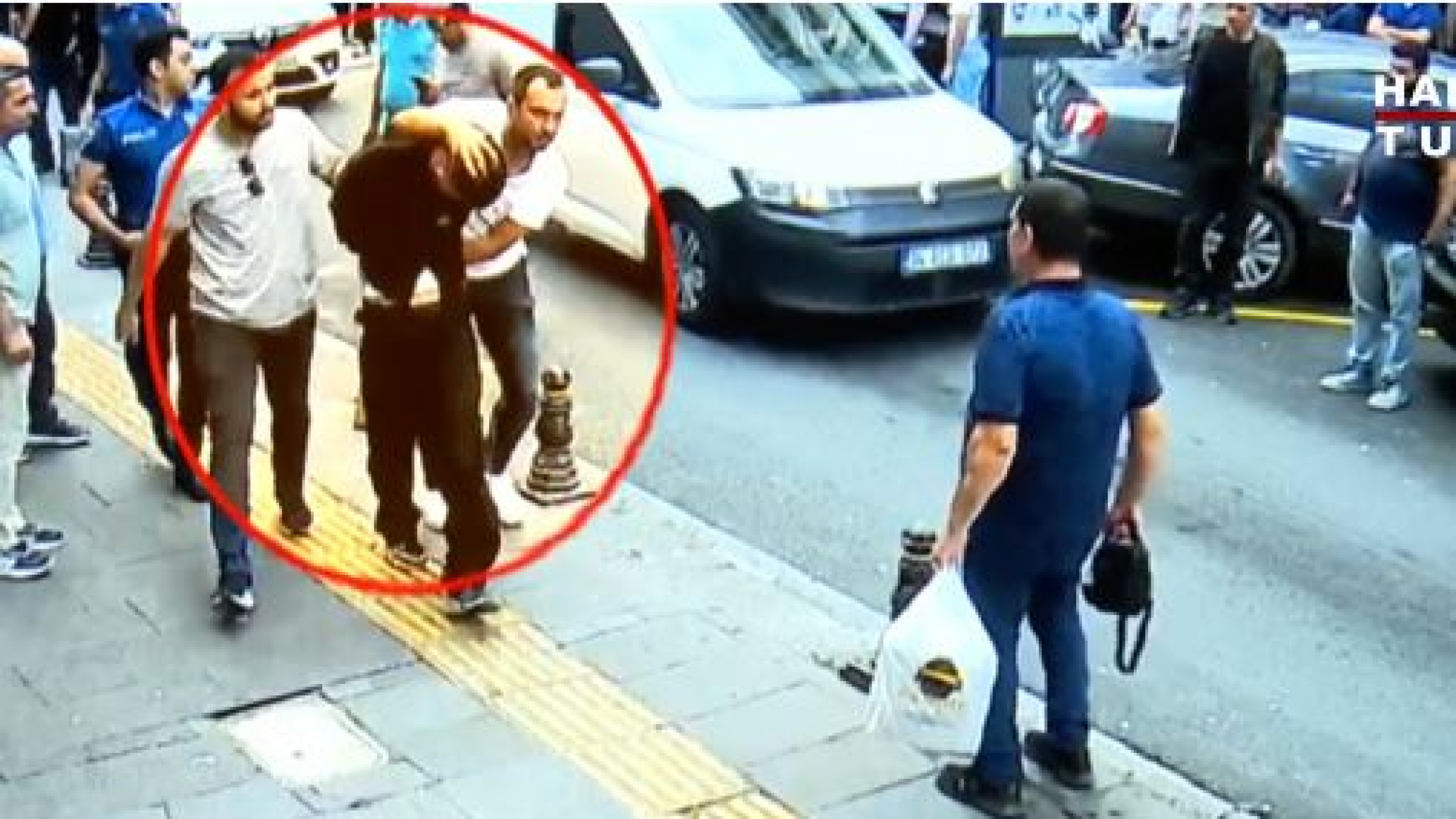 Firari hükümlü polise silah çekti, araya vatandaşlar girdi