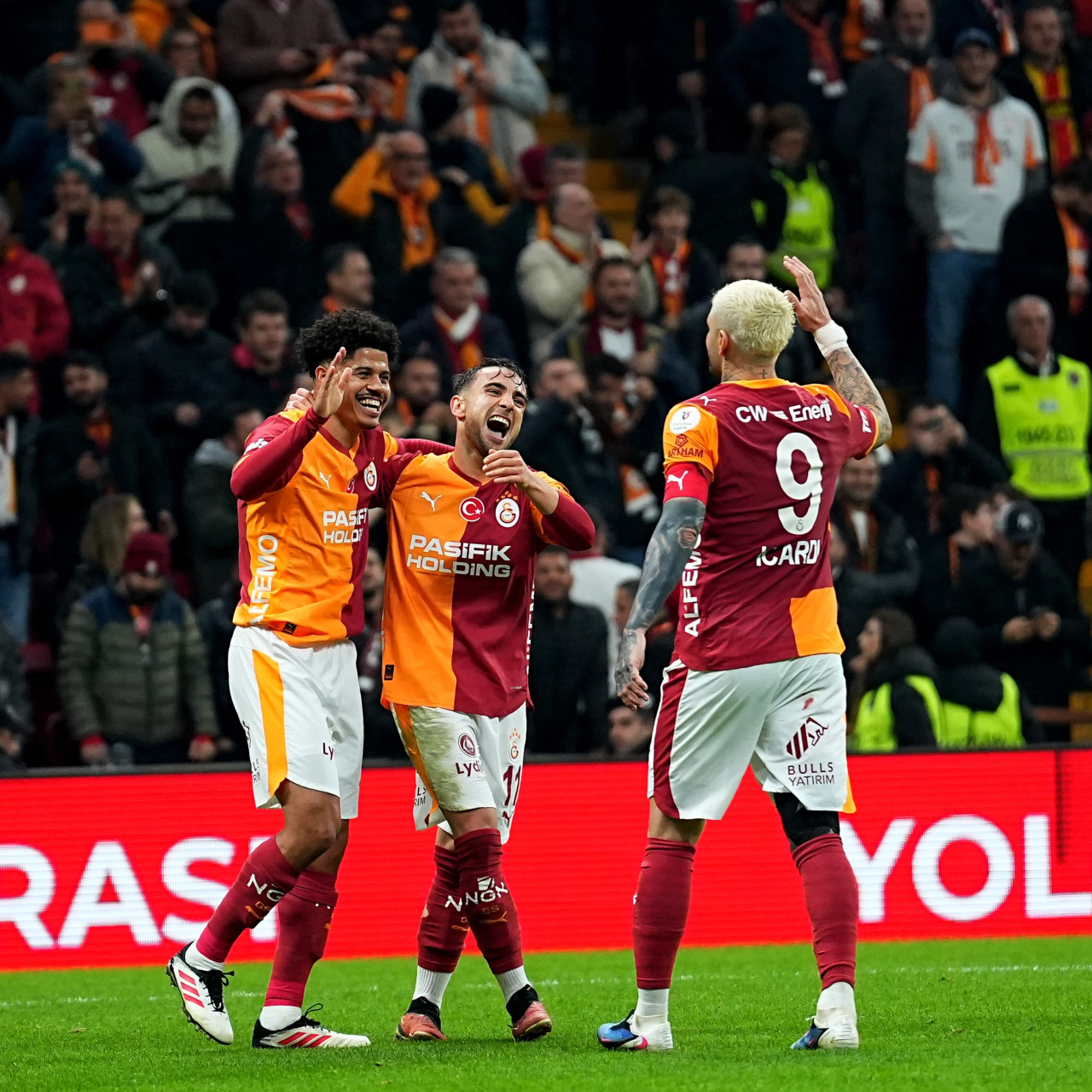 Aslan zirveyi bırakmıyor!