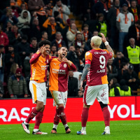 Aslan zirveyi bırakmıyor!