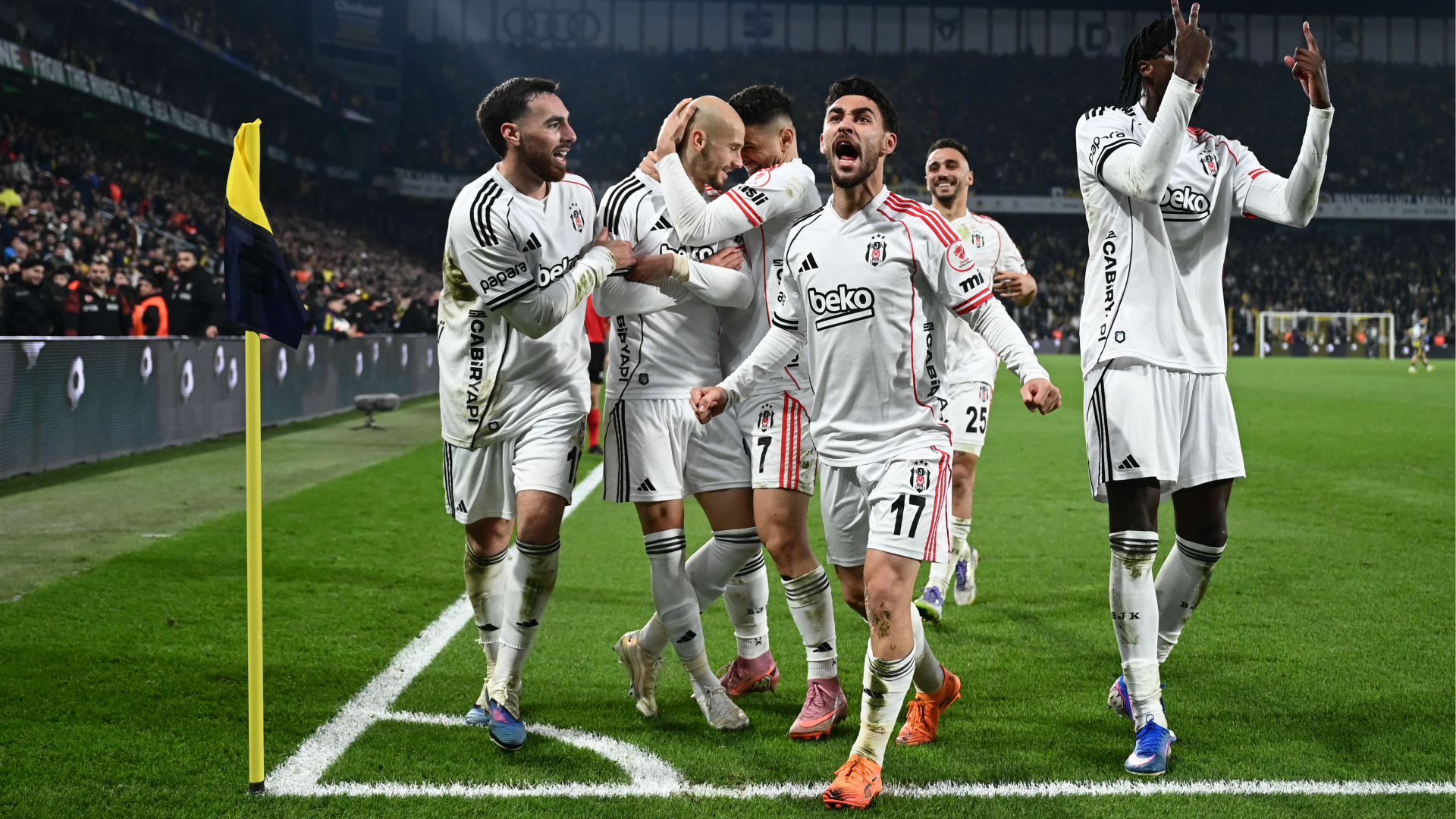 Spor yazarları Beşiktaş'ın Fenerbahçe derbisi performansını değerlendirdi - Futbol Haberleri